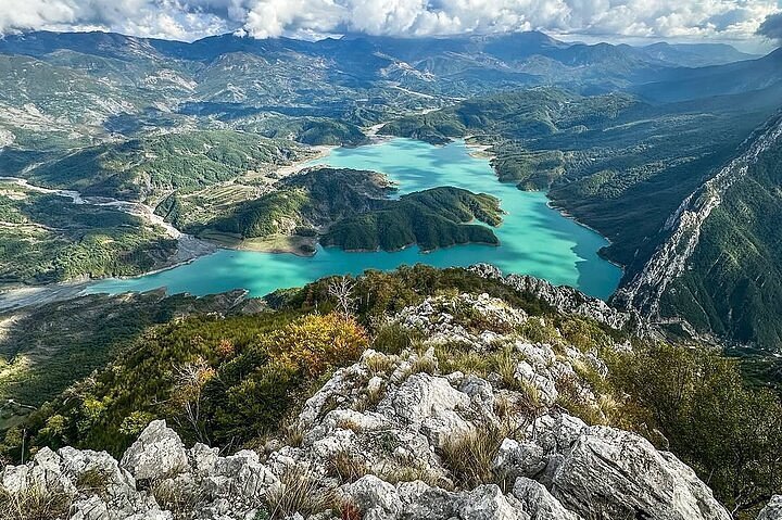 Lago di montagna in Albania, destinazione dei pazienti in partenza da Bologna